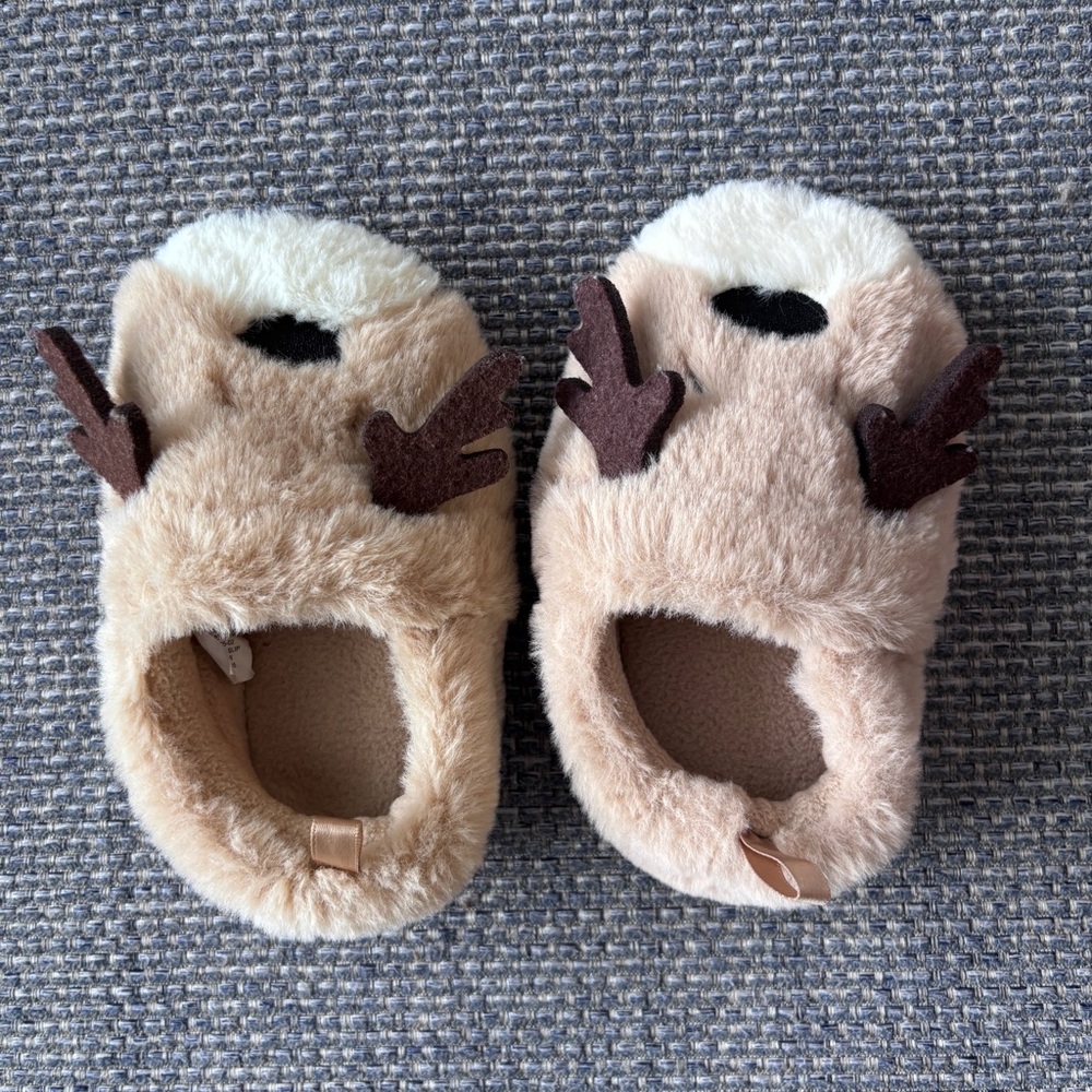 5/$25 Old Navy Reindeer Plush Slippers – Size 7/8 - Picture 3 of 5